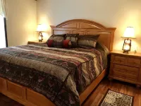 Country Cottage, 40 Acres, Outdoor Kitchen  w/ B-que, Campfire, & Horse Stables.