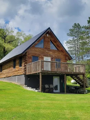 Hilltop Chalet with an Unforgettable Valley View. 13 minutes from Ellicottville! Отели рядом с достопримечательностью «Парк штата Ред Хаус Бич эт Аллегани»