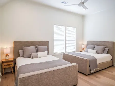 Casa Blanca - 1 Mile to the Square! Screened Porch