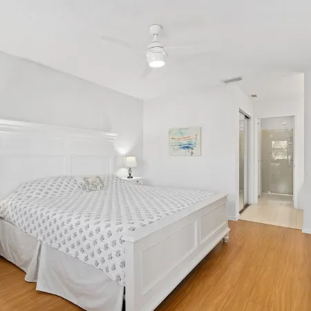 Peaceful Lakeview Condo • 2 Pools • Minutes to Img & Beaches