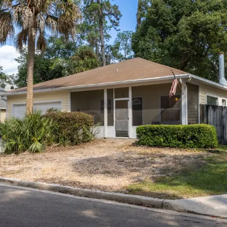 Your UF Getaway: 1 Block from Campus & Stadium - 4 BD Haven