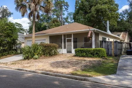 Your UF Getaway: 1 Block from Campus & Stadium - 4 BD Haven