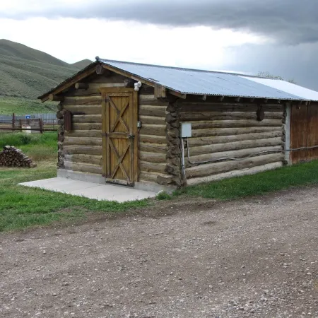 Cozy rustic cabin on Little Sheep Creek at foot of Lima Peaks