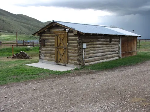 Cozy rustic cabin on Little Sheep Creek at foot of Lima Peaks