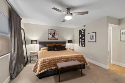 Super Host w/23 reviews on Airbnb! Fantastic Location- Biltmore Luxury Condo
