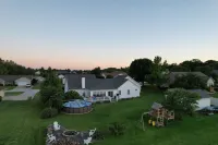 Great home to unwind 15 minutes from Champaign Urbana and University of Illinois