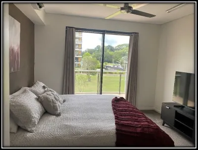 Darwin Waterfront Apartment (3BDR) right on the waterfront lagoon Отели в г. 
