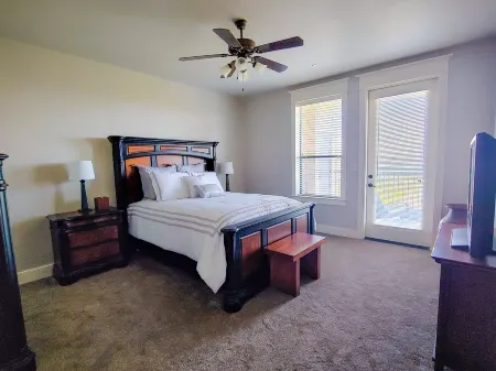 Panoramic Lake Travis Escape – 3Br 3BA Unit w  Lake View Balcony & Resort Pools