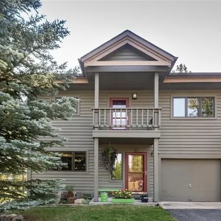 Relax in beautiful Big Sky located just minutes from skiing and Town Square!