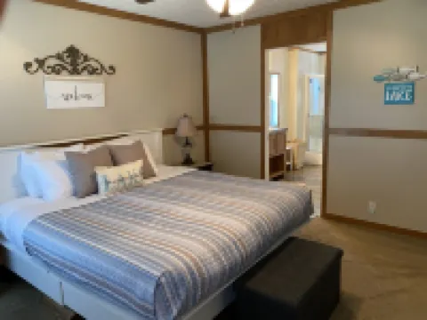 Cozy Ranch Home 1 Mile from CUMBERLAND POINT Boat Ramp. Owner Managed Property.