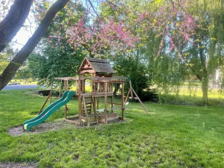 Entire Historic Home with so Much Space! Huge Family Room & Playroom for Kids! Отели в г. Лебанон Каунти