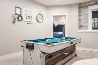 Gorgeous private farmhouse! Heated pool, hot tub & barn in winter. Sleeps 25
