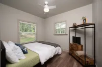 Sparks Fly / The Retreat at Water's Edge / 2 Kayaks, 1 Canoe, 1 Paddle Board Hotels in Tracy City