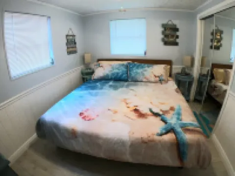 Tiki Tropical Retreat - directly on the clear Weeki Wachee River (not a canal)