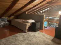 Log Cabin - private - w/ running creek - 1mile from downtown Hot Springs