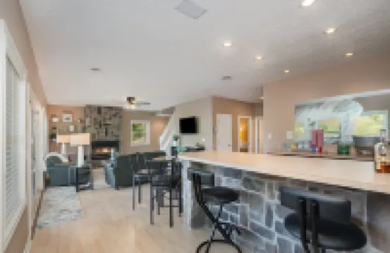 Beautiful Lakefront Home, Private Dock, Sleeps 16, 12 minutes to Ark Encounter - 4-Star
