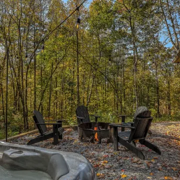 Rustic Log Cabin Retreat, Hot Tub + Firepit