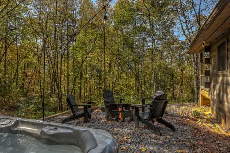 Rustic Log Cabin Retreat, Hot Tub + Firepit