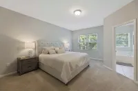 Where Relaxation Meets Home, KING Suite Retreat, 14 MINS to RDU Airport, POOL