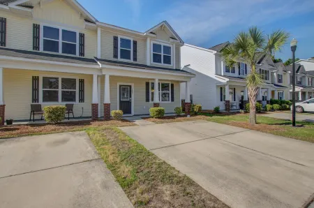 Entire townhome minutes from downtown Summerville Отели рядом с достопримечательностью «Middleton Place»
