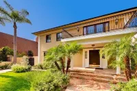 Summer Sale - Magnificent Hollywood Hills HtdPool Residence in Celebrity Enclave