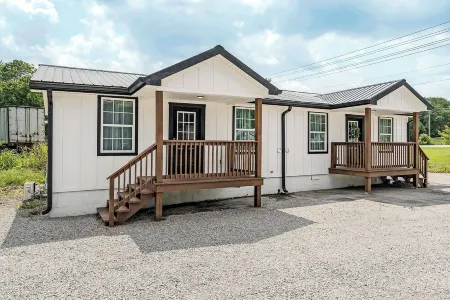 Completely renovated 2 bedroom apartment in quaint Celina