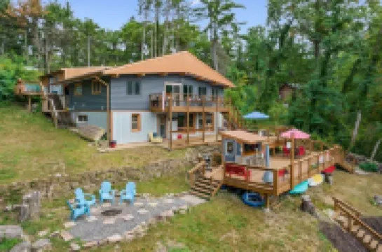 Rustic River Retreat • Hot Tub • Arcade • Beach