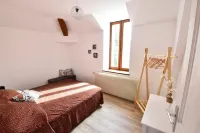 Apartment in the park of Château de Saint-Geoire 도미니걍 공원 주변 호텔