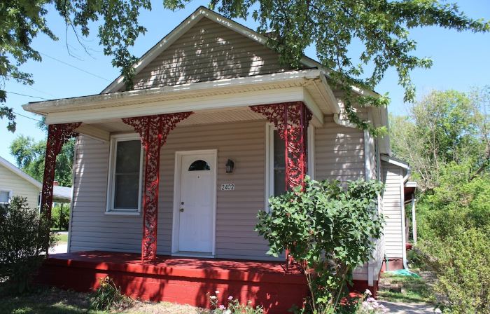 Experience Belleville in a 2 Br Cozy Home with a Stl Cardinals Theme.