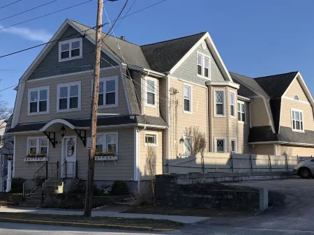 Heart of Jamestown, In town location, 3rd floor suite, B&B style with King Bed