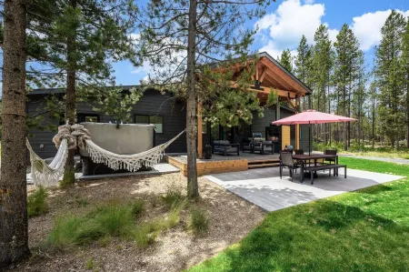 NEW BEND MODERN CHALET 14 MINUTES TO MT. BACHELOR!