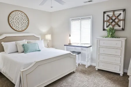 Stunning Lake House w/Large GAMEROOM Отели в г. Сент-Клэр