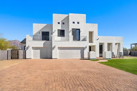 1+ Acre 5 Bedroom Desert Oasis with Pool and Mountain Views!