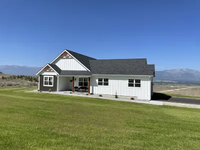 The Farmhouse @Michaels Way--Your Place to Stay Hotels near Hieronymus Park (Park behind DQ)