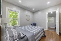 Cozy 4-bedroom house in adorable Evanston with WiFi, AC