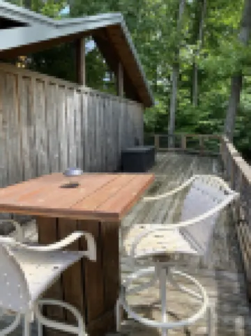 Lake side Abode with a Spectacular year round View of the lake. 🌅