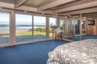 Oceanfront beach house with direct beach access In the desired Roads End area