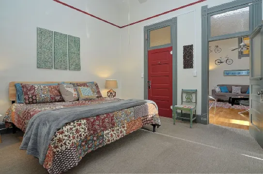 Historic comfy loft in the heart of Salida! View calendar