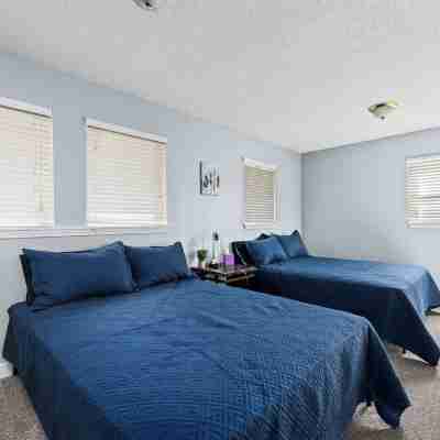 Lovely Updated 2bd house just minutes away from anything the Qc has to offer! Rooms