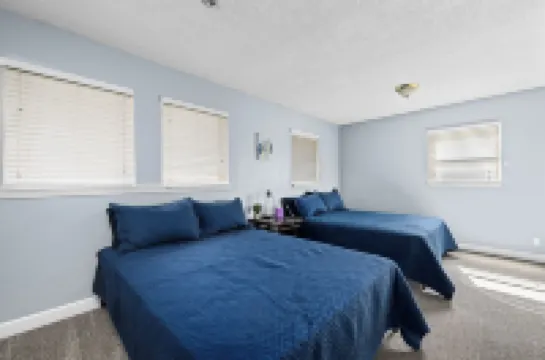 Lovely Updated 2bd house just minutes away from anything the Qc has to offer!