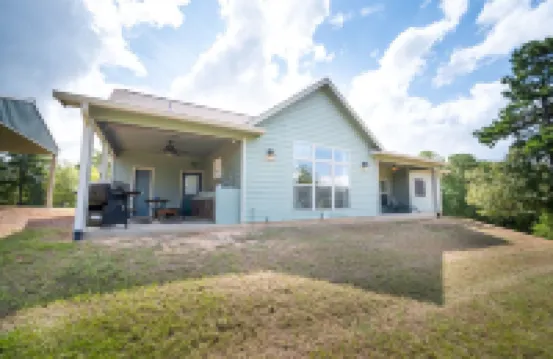 4Bd 3BTH, Lakeview, Huge Covered Outdoor Patio Firepit, and Fishing @ Jolie Vue