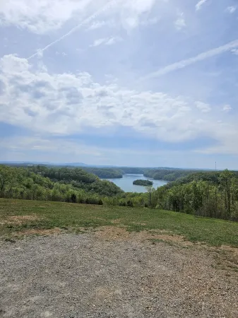 Lake getaway less than 1 mile from Dale Hollow lake.