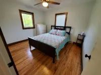 New Lakeside Cottage 5 minutes from great hiking with large deck and lake view