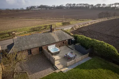 Secluded cottage w/hot tub & close to cliff walks  호텔