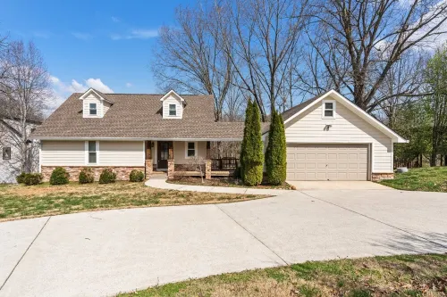 Lakeside Comfort with Private Dock! Close to local marinas!!
