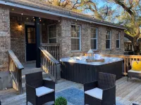 Luxury Hot Tub Near San Antonio- 6 Bdrms-Private-Spacious!! Hotels in Cibolo