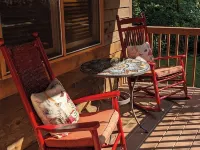 Creek-side cottage in secluded mountain setting, centrally located, easy access. Hotels in Broad River