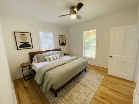 Charm, Comfort and Style, walk to downtown Mena, AR