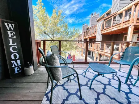 Lovely 1 bedroom Condo with ALL the extras!