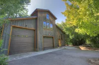 Canyon Lodge- - 8 Acres - Sleeps 10